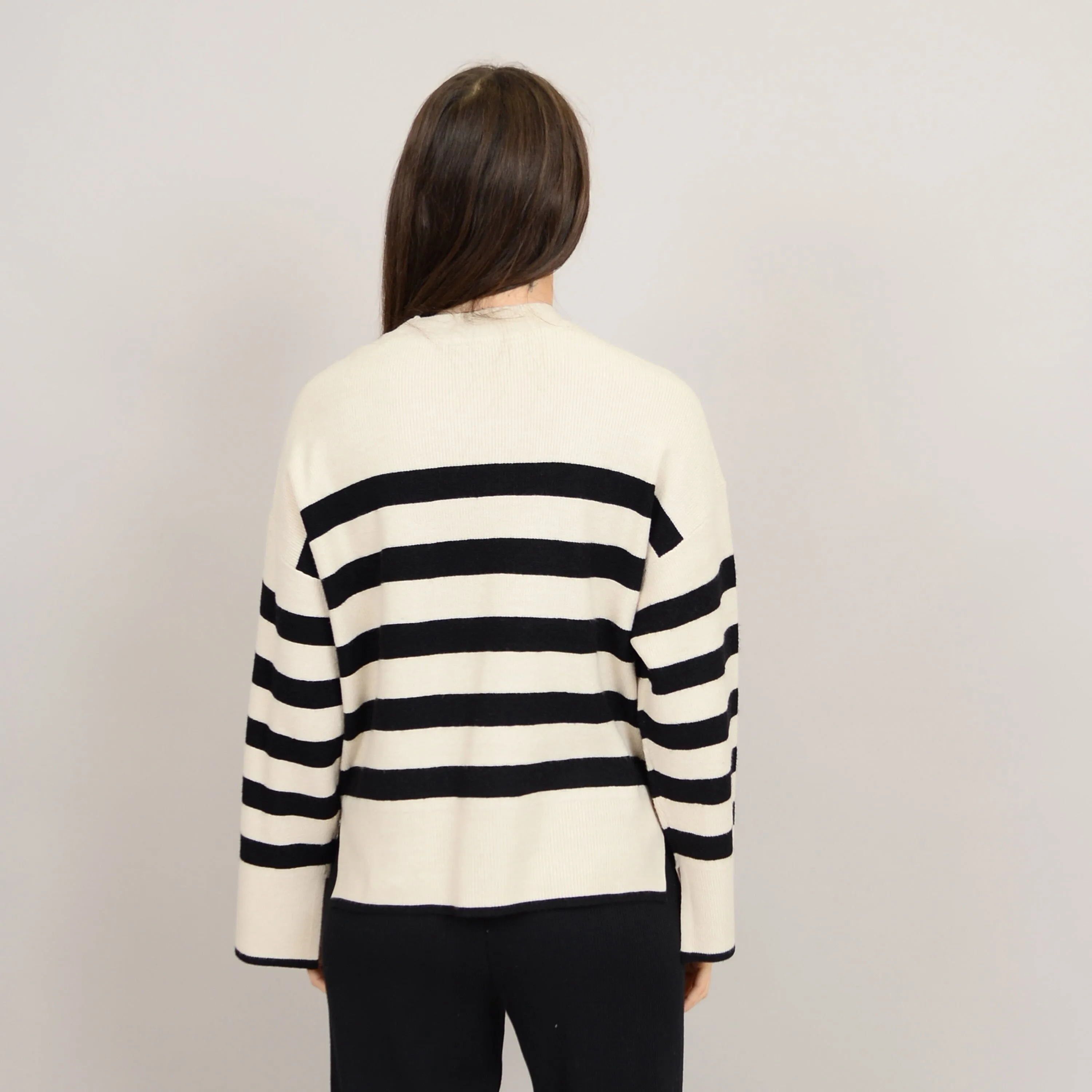 LIGHTWEIGHT STRIPE CREWNECK SWEATER (WHITE AND BLACK)