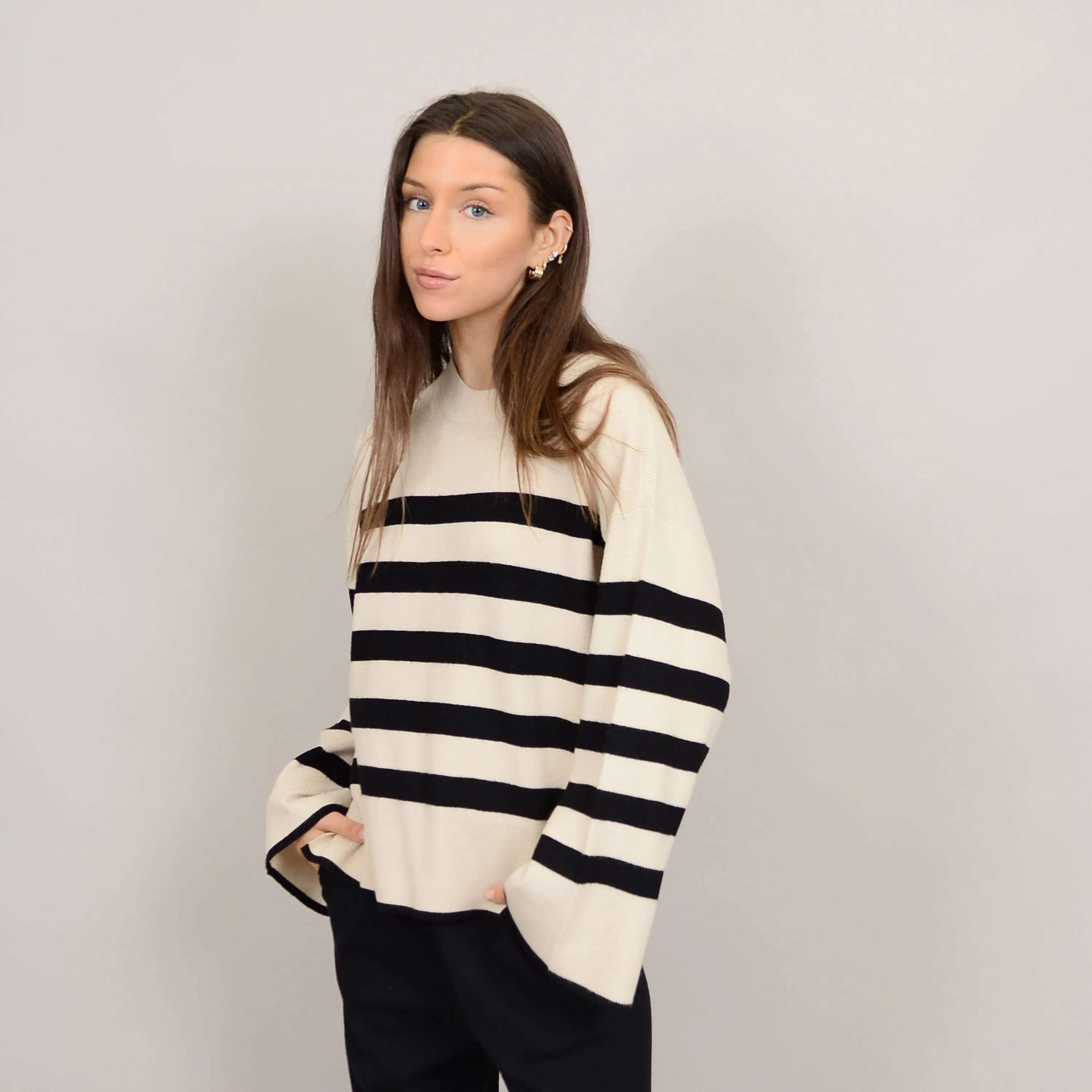 LIGHTWEIGHT STRIPE CREWNECK SWEATER (WHITE AND BLACK)