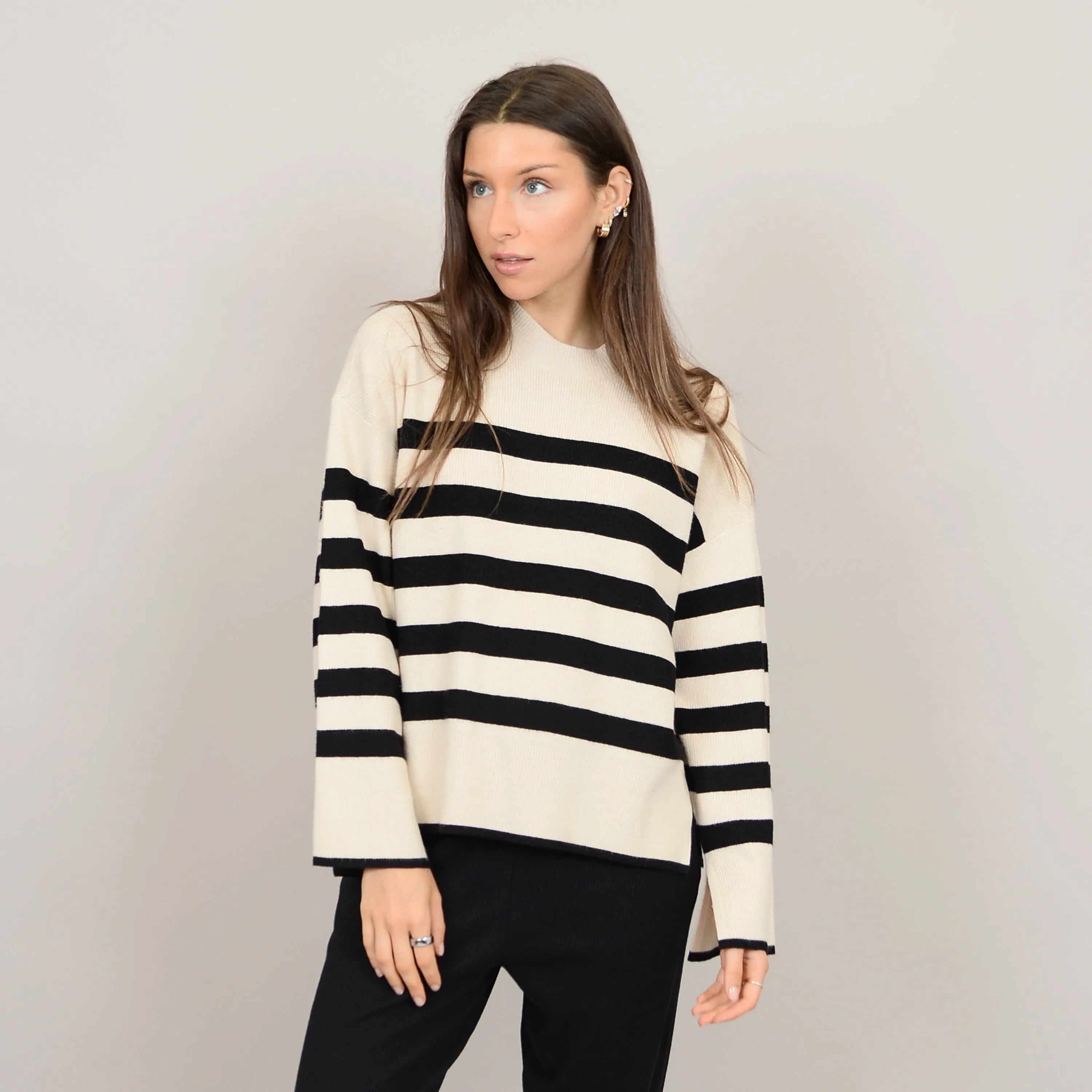 LIGHTWEIGHT STRIPE CREWNECK SWEATER (WHITE AND BLACK)